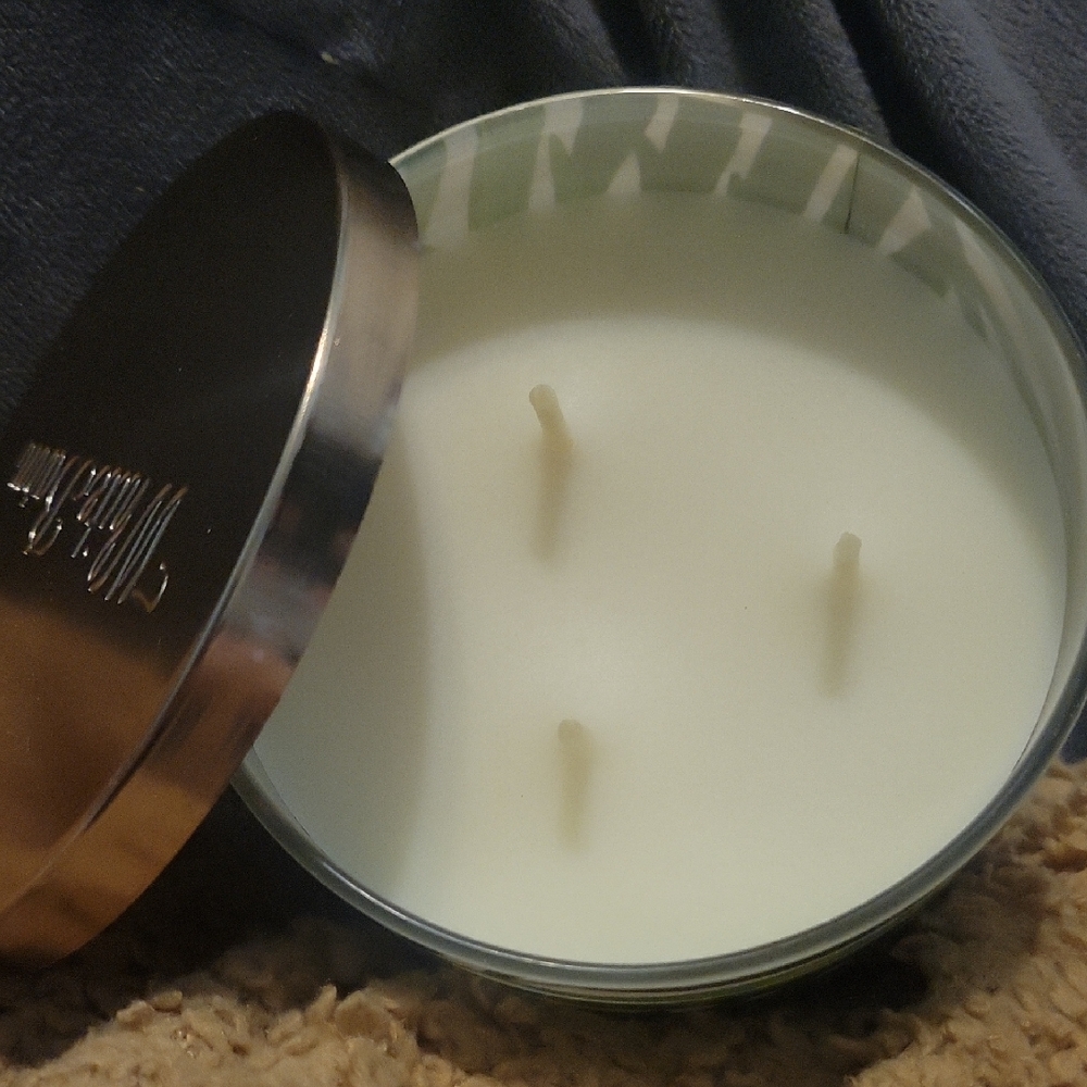 White Barn Fiji White Sands Candle with Tropical Green Design - Picture 2 of 3